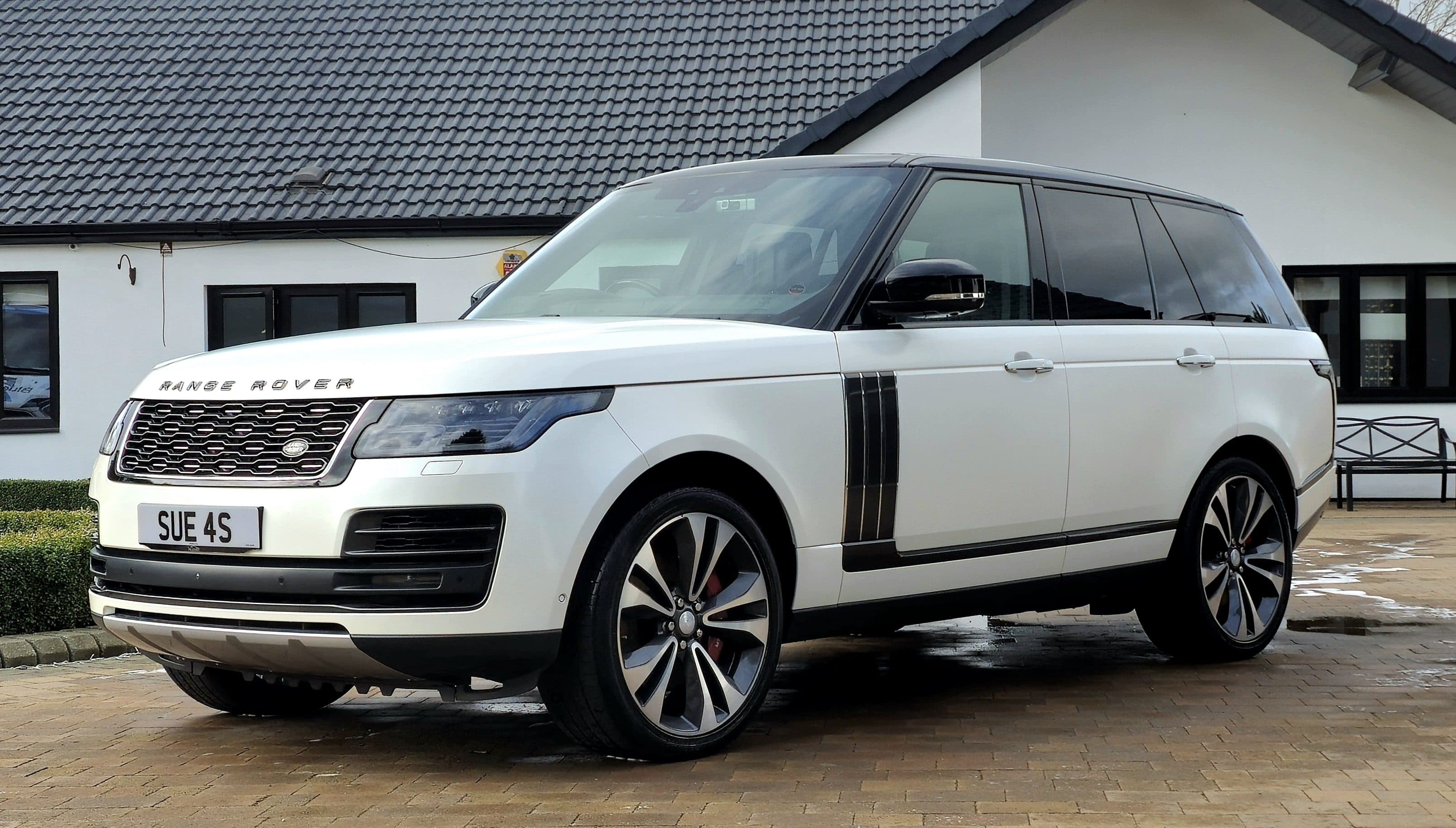 White Range Rover Autobiography gleaming after mobile car valeting by Blue Horizon Detailing at a luxury Warwickshire property