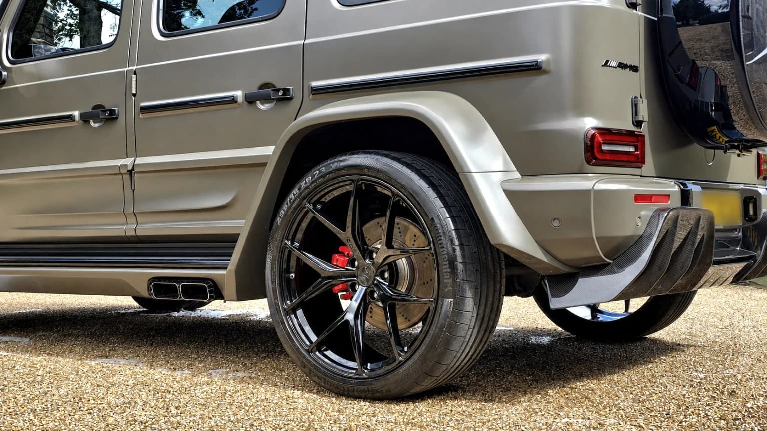 Satin Mercedes-AMG G63 bodywork and forged wheel